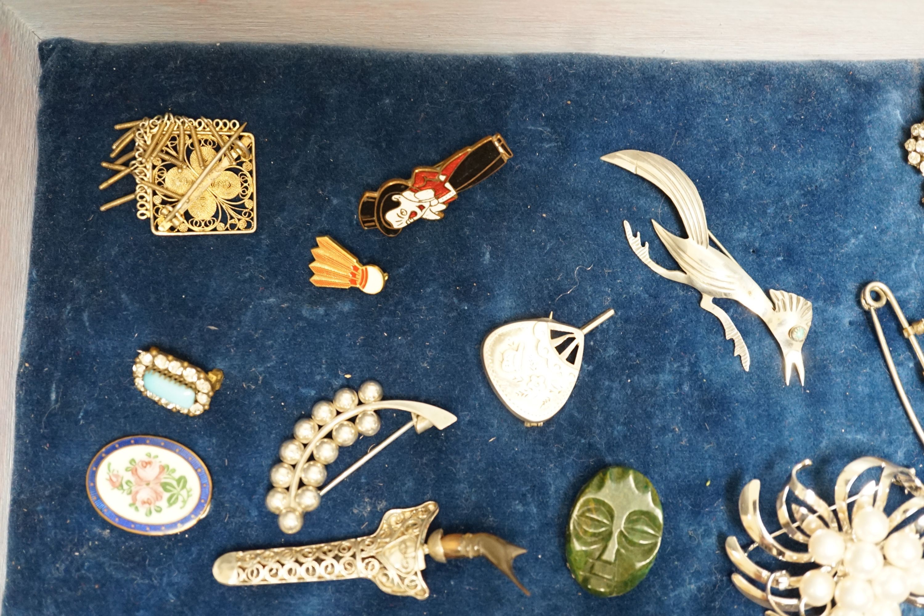 A small collection of costume jewellery and brooches.